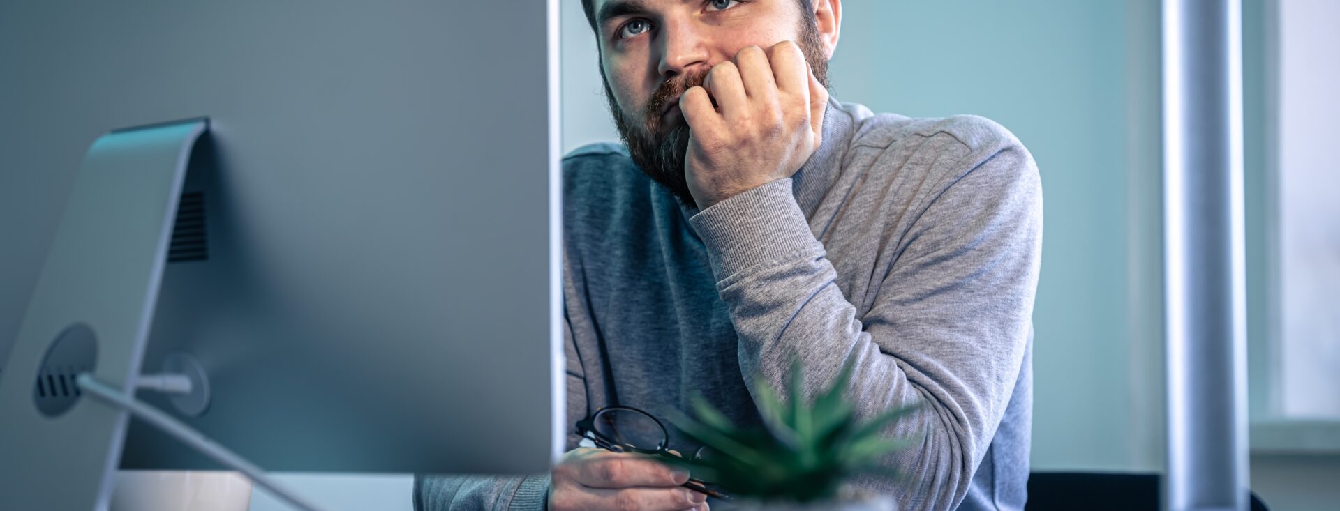 Tired bearded man sits at the workplace in front of the computer looks at the screen. SSUCv3H4sIAAAAAAAACpyRwW7DIAyG75P2DhHnRkqaNkn3KtUOhrgJKoUKSKep6rvPQKg4T1zwZ/u3f3h+flQV4+CkYF/VM0QUS6VW5y14aTThZrdxi3pCW5KH7fqmBDhJb6wEVUIOXiwabkhQr0oF/IpJ5jz41aEL0zckwONMGgm+JdKK5xRXORGT1EEpxnYFcyuPLKMk/q/OdPnObmBGLX7jwoURiwohGTmnUnb98WhvpTVYJ2kKVw8jQIWCrlC6Wymknos245f47LlNmFV7G1Z4b86UMXfgKjzxhTQx8wWco/Ip82KQoE82t2KONj4a2FTZRD8Rwrbbj6fmOPbD2O3j2QrS7y2SdOI6WYhicZVTaV2GDdgwtJwfm77G/iLqw3gSNUe6kThHONAg3tLDv/4AAAD//wMAs3YZHpgCAAA=